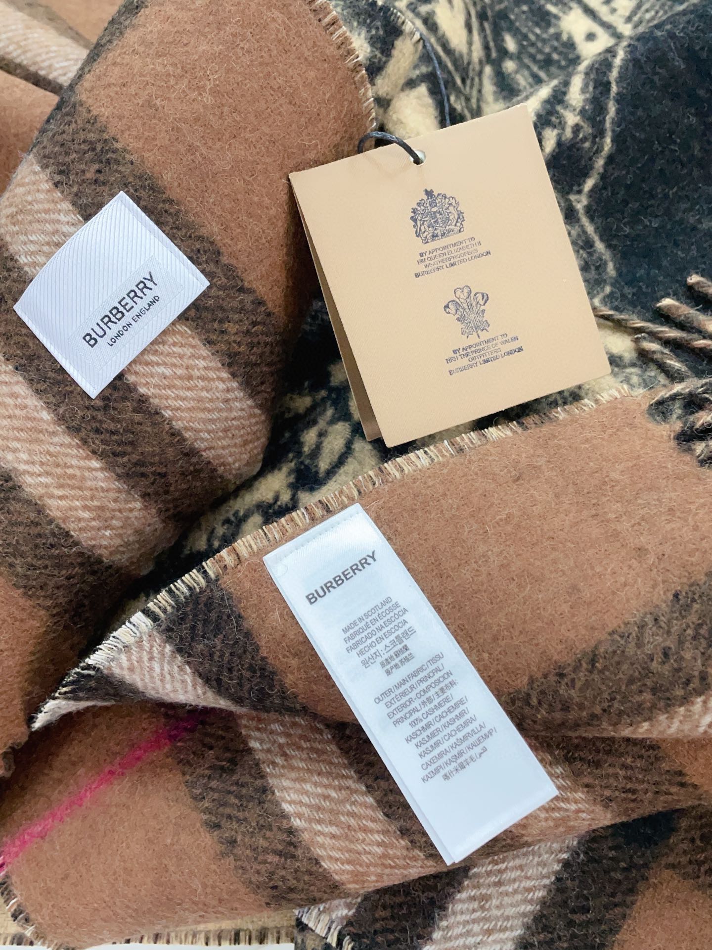 Burberry Classic Check Double-Sided Jacquard Cashmere Scarf for Women – product image 8