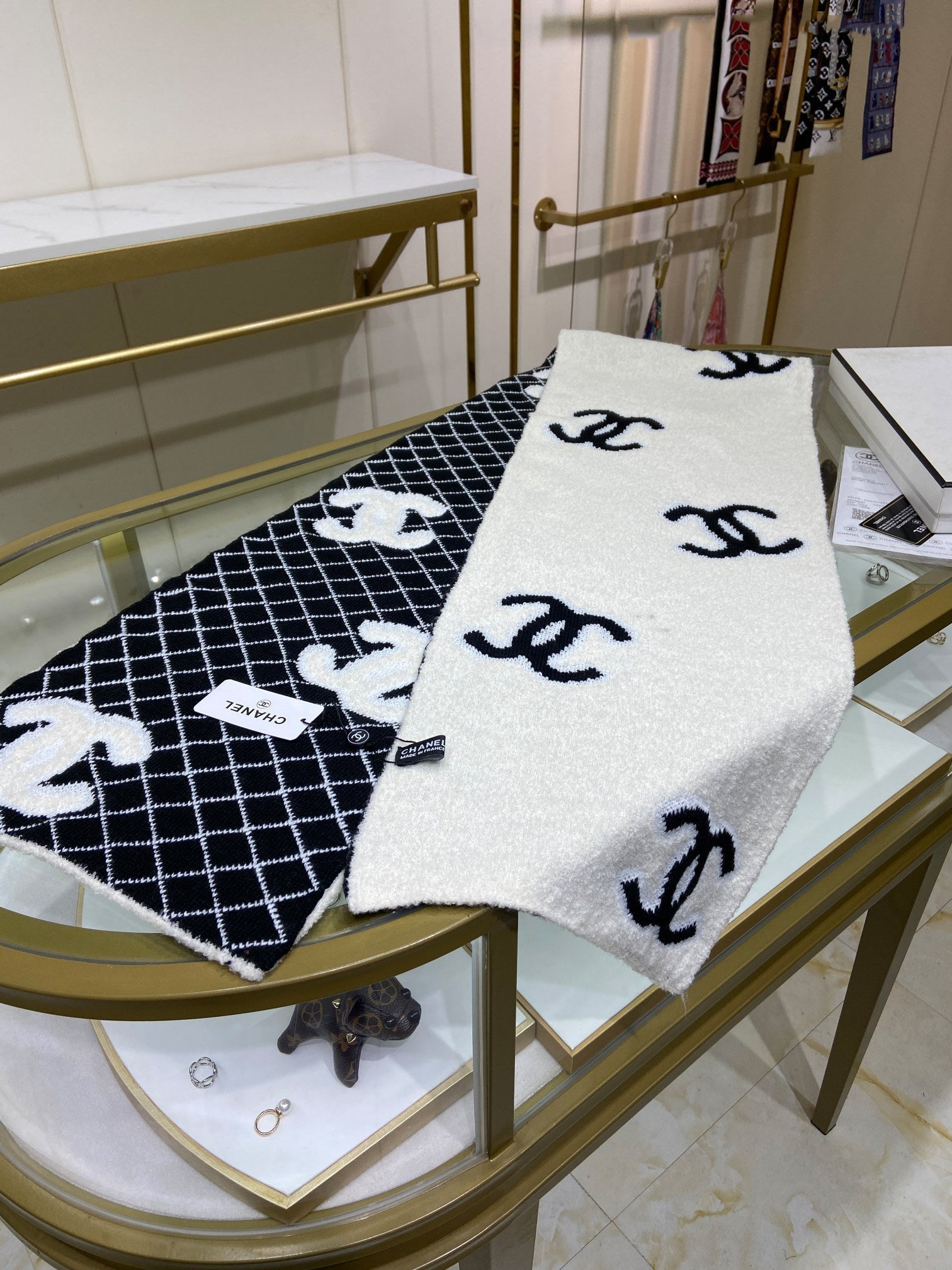 Chanel CC Monogram Rhombus Double-Sided Cashmere Knitted Scarf for Women – product image 3