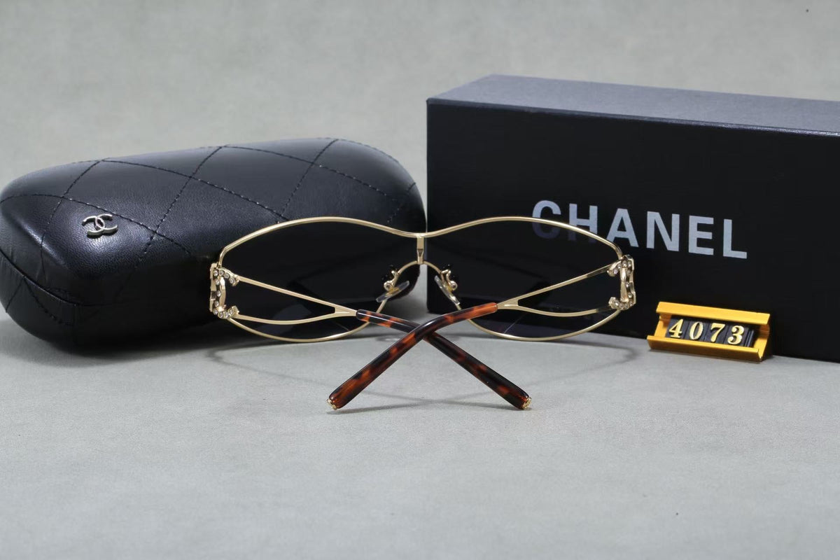 Chanel Oversized metal and diamond-encrusted Polarized Sunglasses for Unisex – product image 6