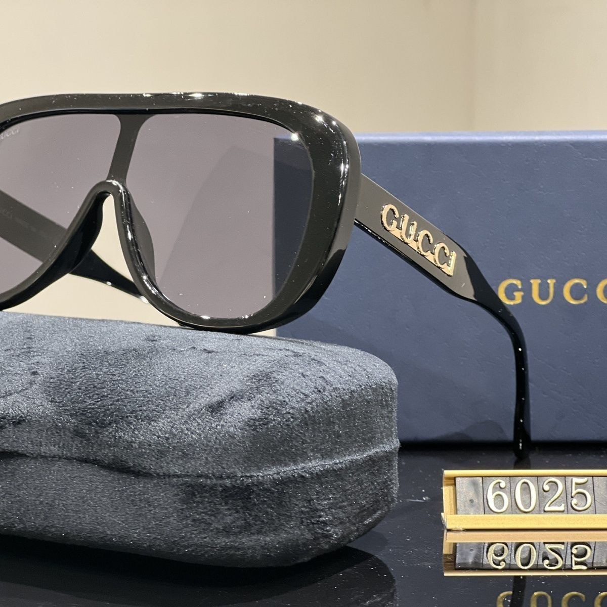 Gucci GG Oversized One-Piece Shield Polarized Sunglasses for Unisex – product image 1