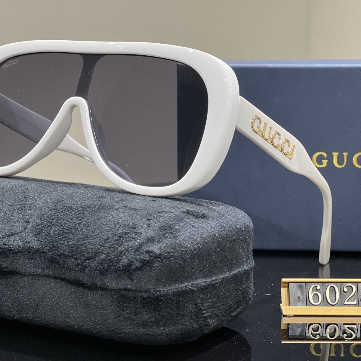 Gucci GG Oversized One-Piece Shield Polarized Sunglasses for Unisex – product image 2