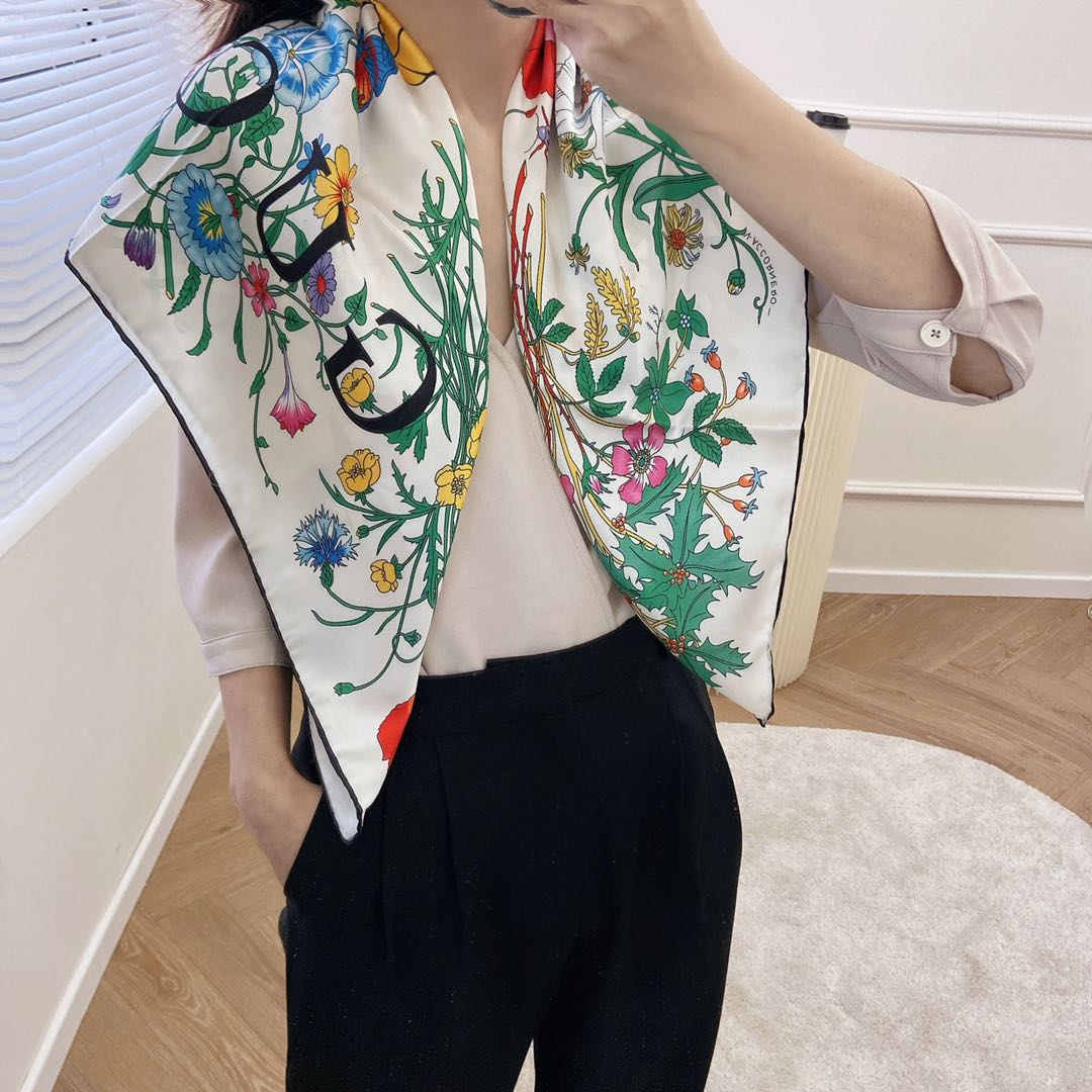 Gucci Twill Silk Collaboration Mickey Square Scarf for Women – product image 15