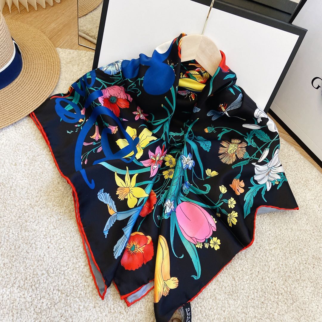 Gucci Twill Silk Collaboration Mickey Square Scarf for Women – product image 16