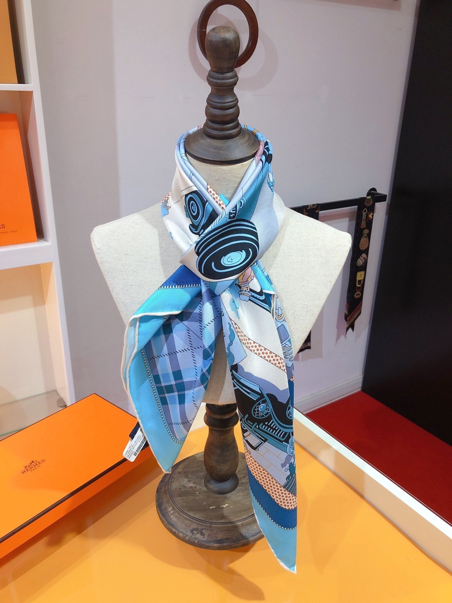Hermès Confort en Automobile 70 Square Silk Scarf for Women – product image 10