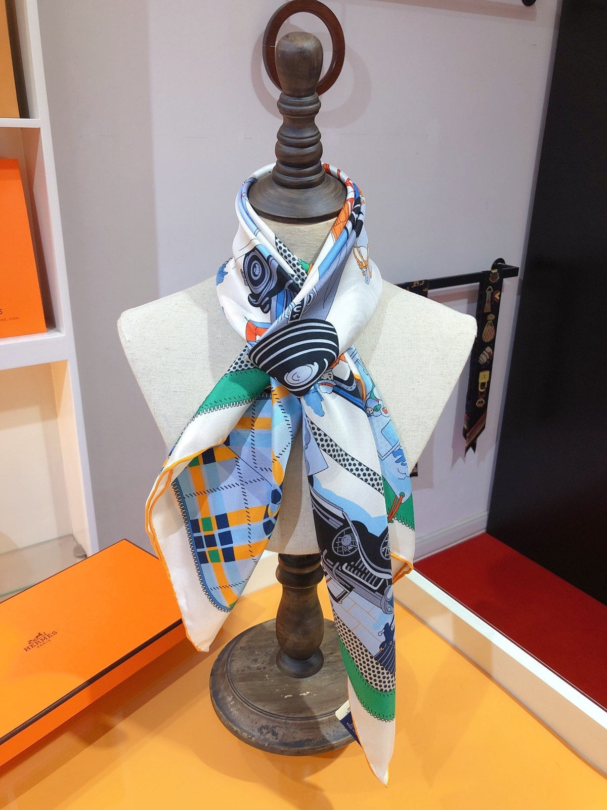 Hermès Confort en Automobile 70 Square Silk Scarf for Women – product image 14