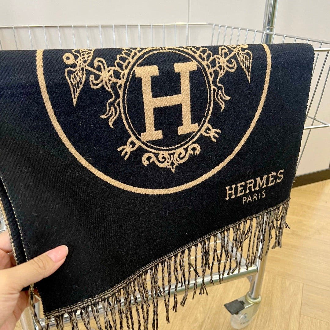 Hermès Horse Carriage Embossed Cashmere Scarf for Women – product image 17