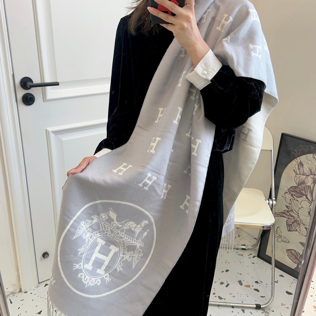Hermès Horse Carriage Embossed Cashmere Scarf for Women – product image 5