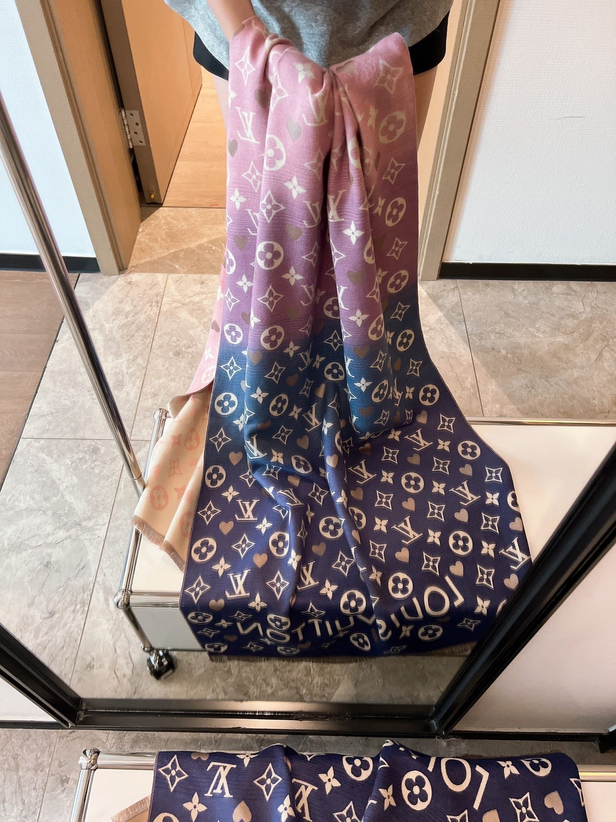Louis Vuitton Cashmere Gradient Heart Monogram Scarf Shawl for Women – product image 10