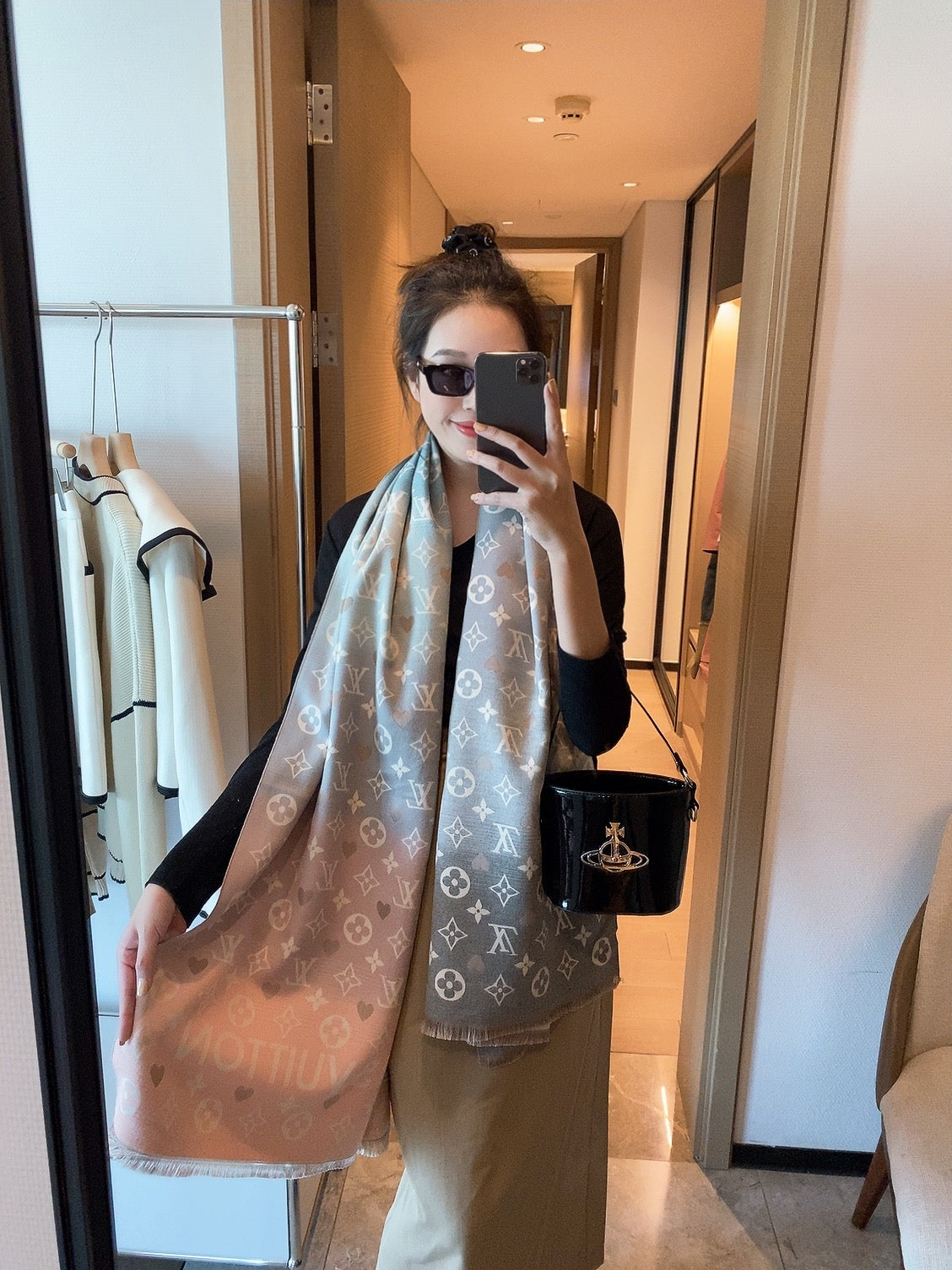 Louis Vuitton Cashmere Gradient Heart Monogram Scarf Shawl for Women – product image 16