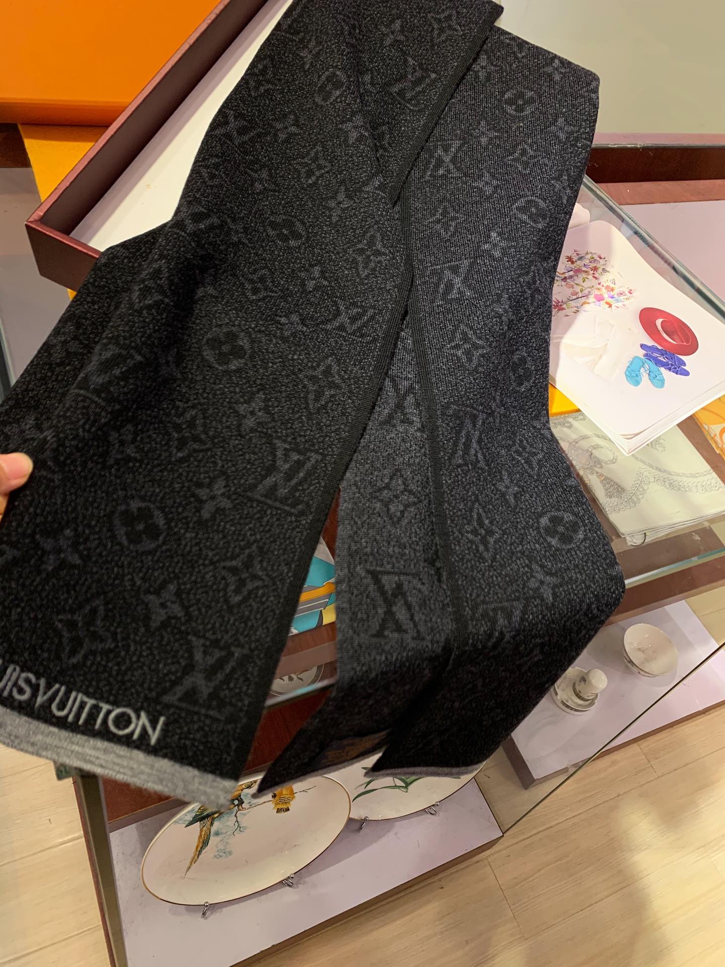 Louis Vuitton Cashmere Monogram Men's Knitted Scarf for Women – product image 10