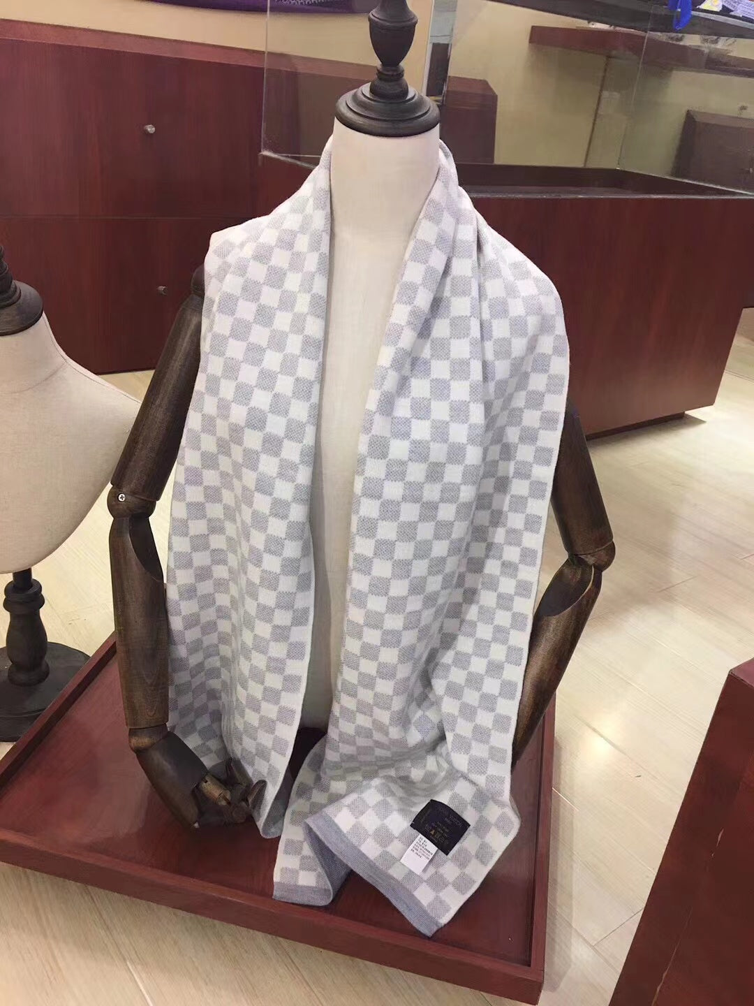 Louis Vuitton Classic Checkerboard Wool Warm Scarf for Women – product image 10