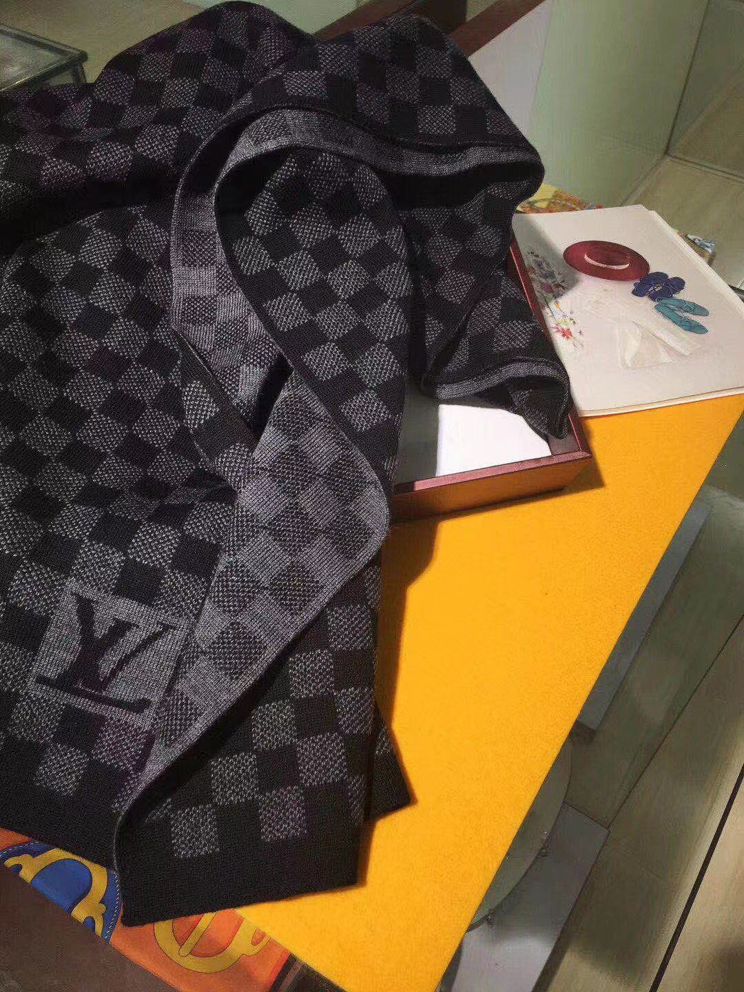 Louis Vuitton Classic Checkerboard Wool Warm Scarf for Women – product image 12
