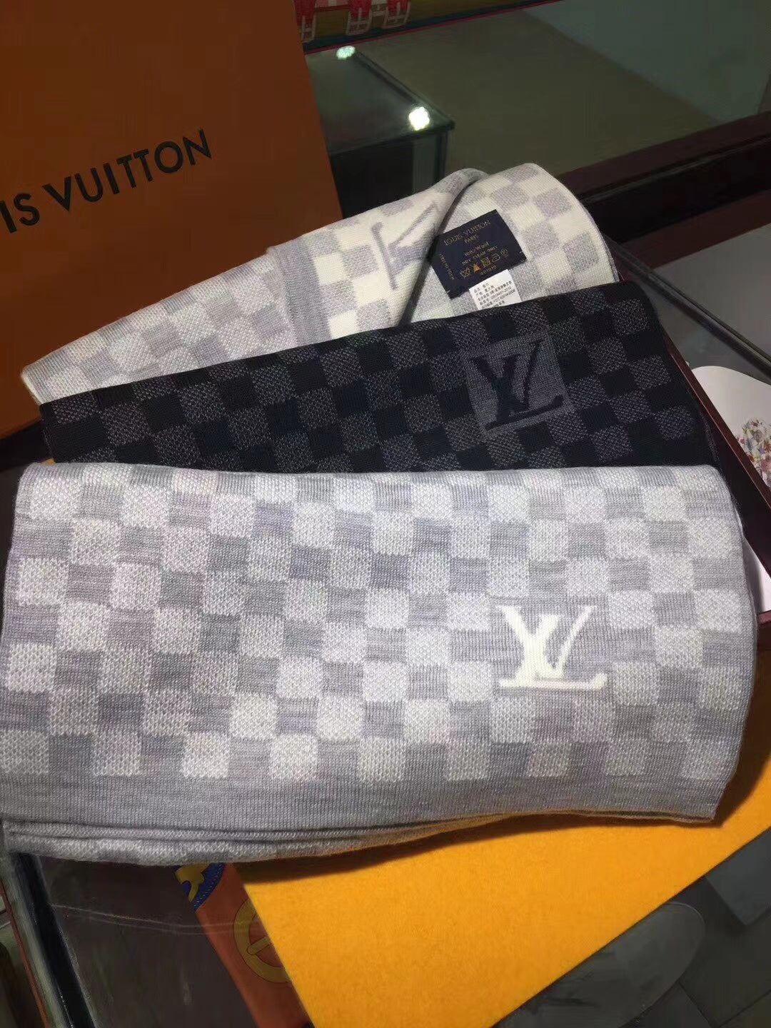 Louis Vuitton Classic Checkerboard Wool Warm Scarf for Women – product image 14