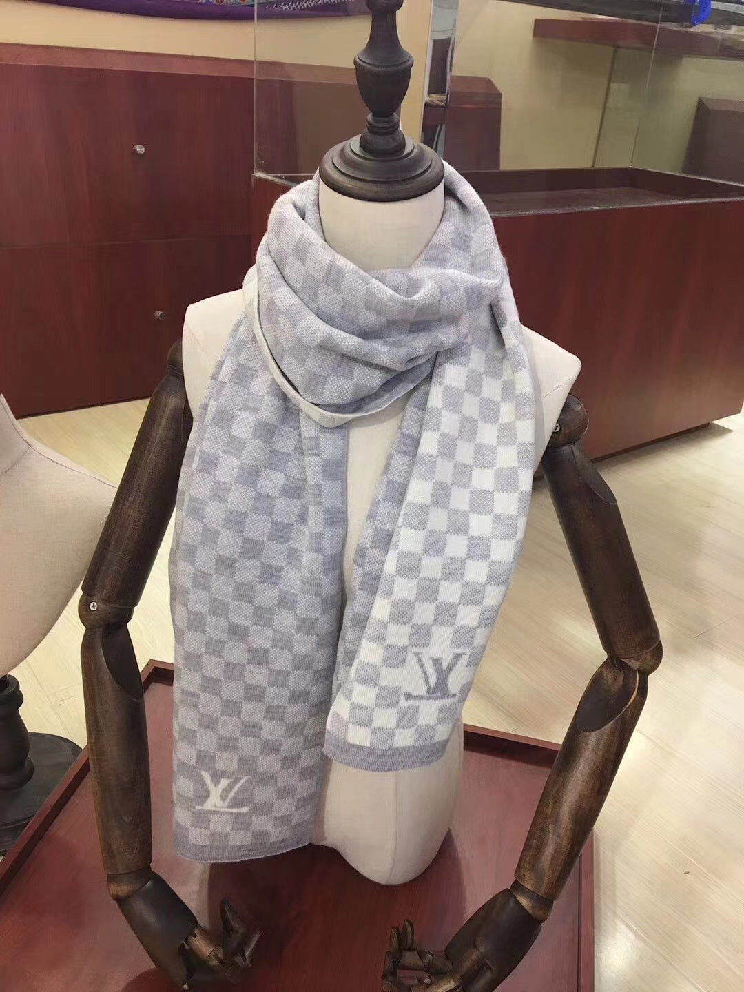 Louis Vuitton Classic Checkerboard Wool Warm Scarf for Women – product image 7