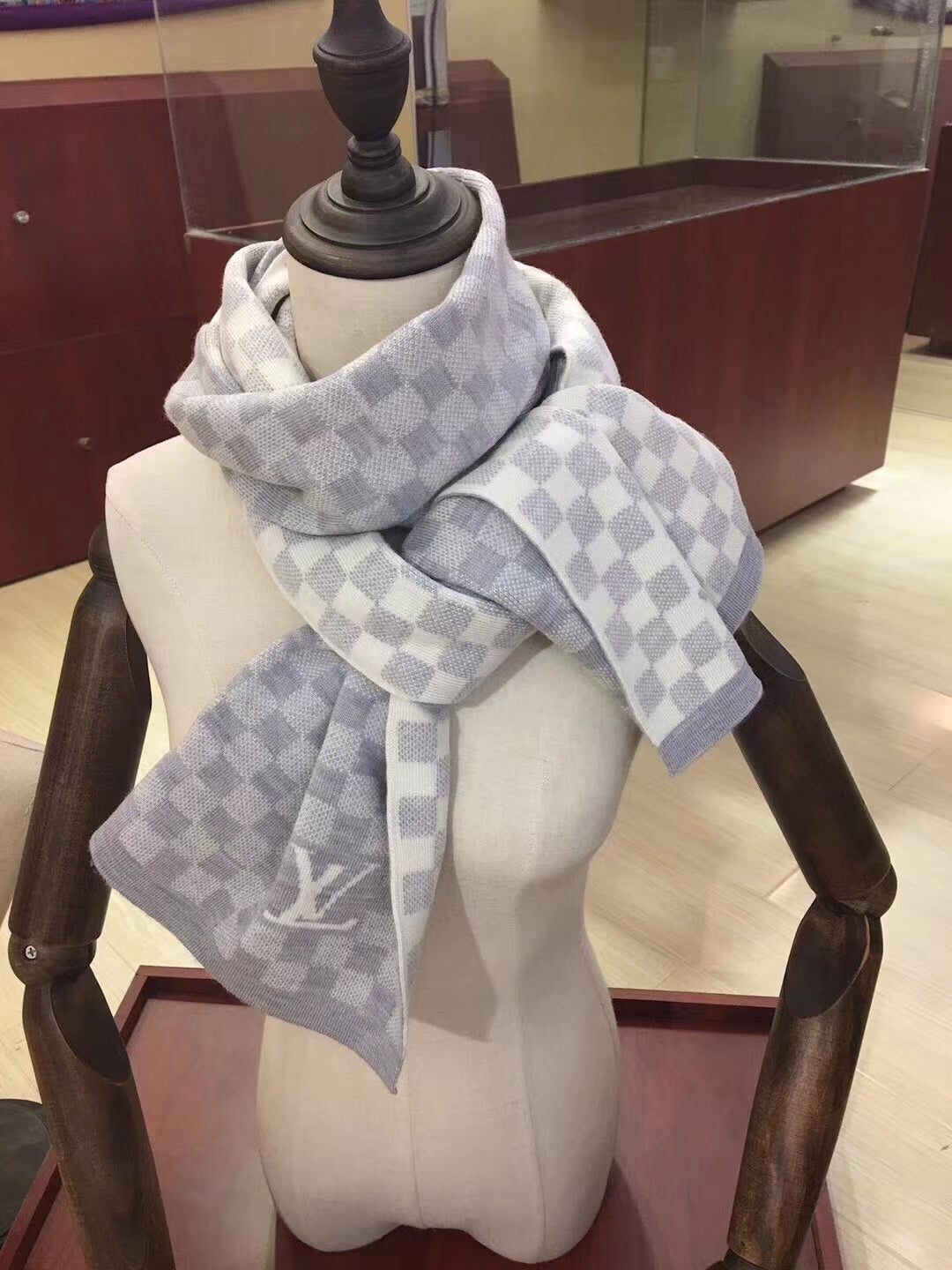 Louis Vuitton Classic Checkerboard Wool Warm Scarf for Women – product image 9