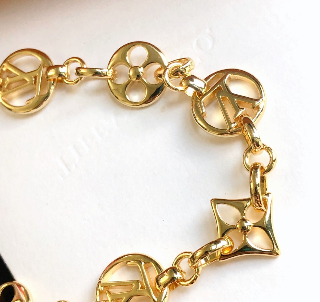 Louis Vuitton Four-leaf Clover Flower Necklace – Luxury Designer Jewelry – product image 6