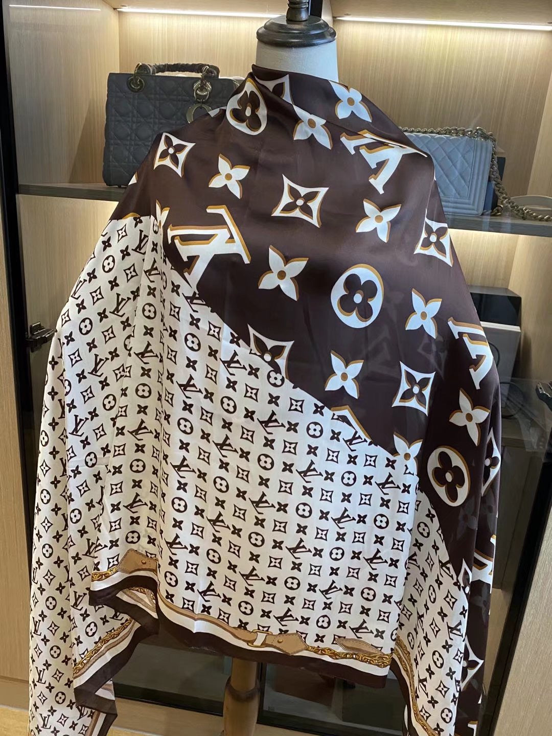 Louis Vuitton Four-leaf Clover Satin Scarf Shawl for Women – product image 11