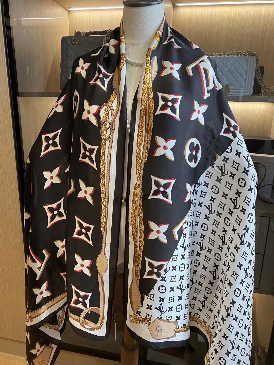 Louis Vuitton Four-leaf Clover Satin Scarf Shawl for Women – product image 12