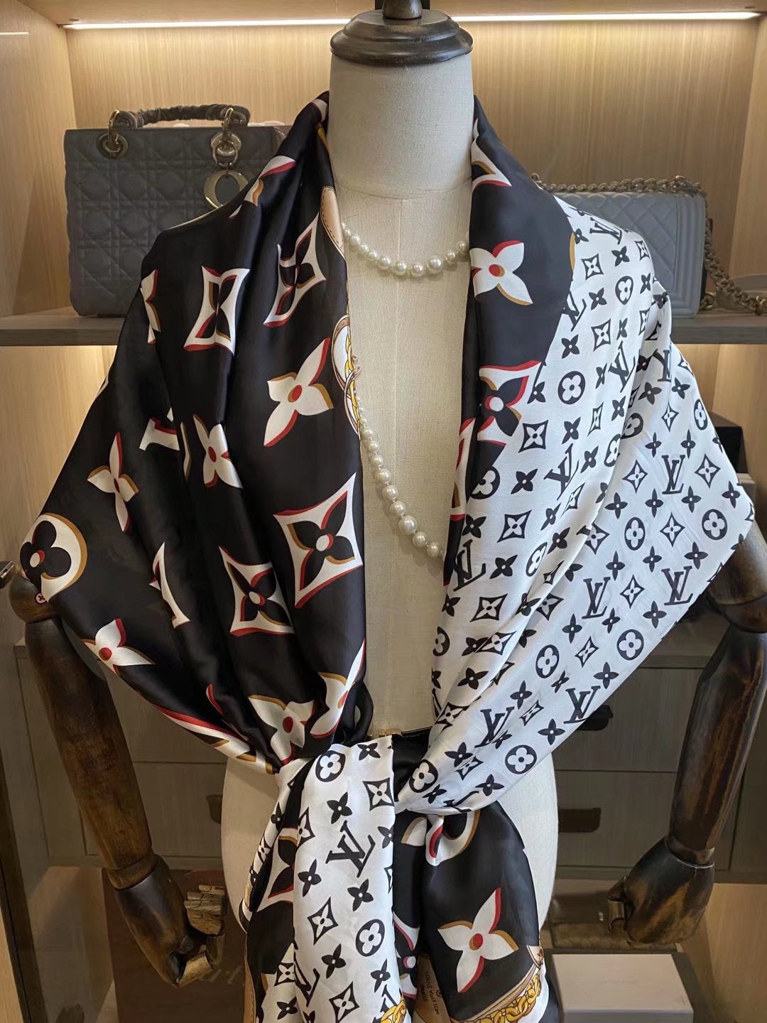 Louis Vuitton Four-leaf Clover Satin Scarf Shawl for Women – product image 13