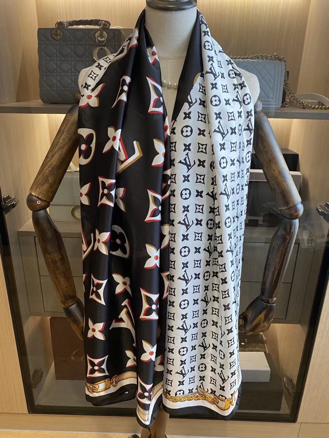 Louis Vuitton Four-leaf Clover Satin Scarf Shawl for Women – product image 5