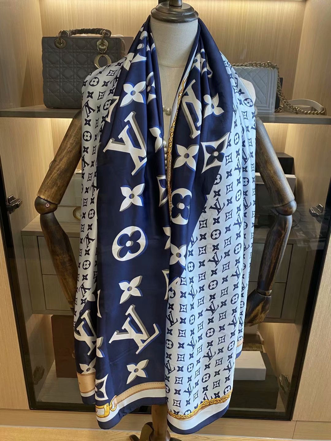 Louis Vuitton Four-leaf Clover Satin Scarf Shawl for Women – product image 6