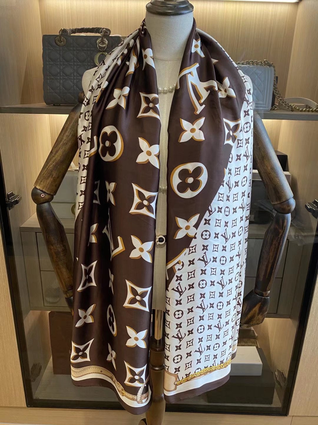 Louis Vuitton Four-leaf Clover Satin Scarf Shawl for Women – product image 7