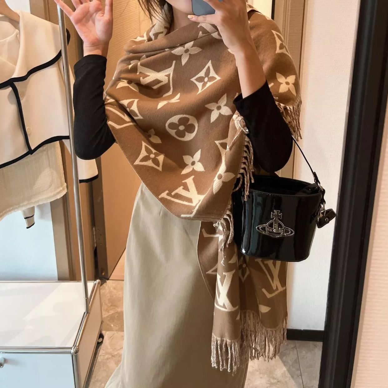 Louis Vuitton Monogram Cashmere Fringed Scarf for Women – product image 21