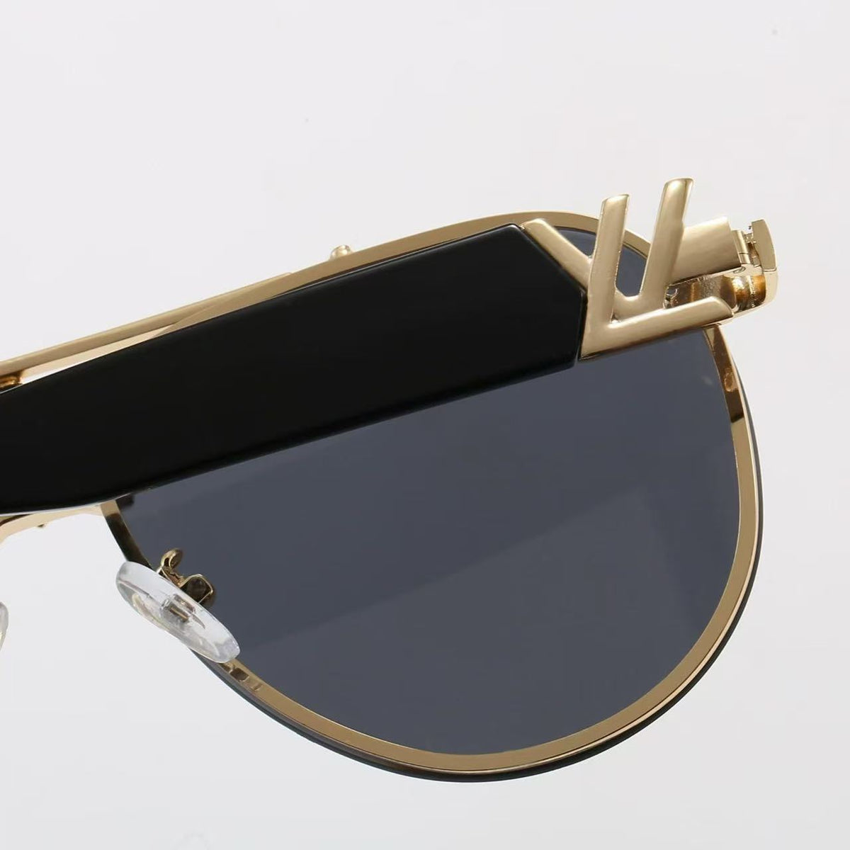 Louis Vuitton Oversized Polarized Sunglasses for Unisex – product image 7