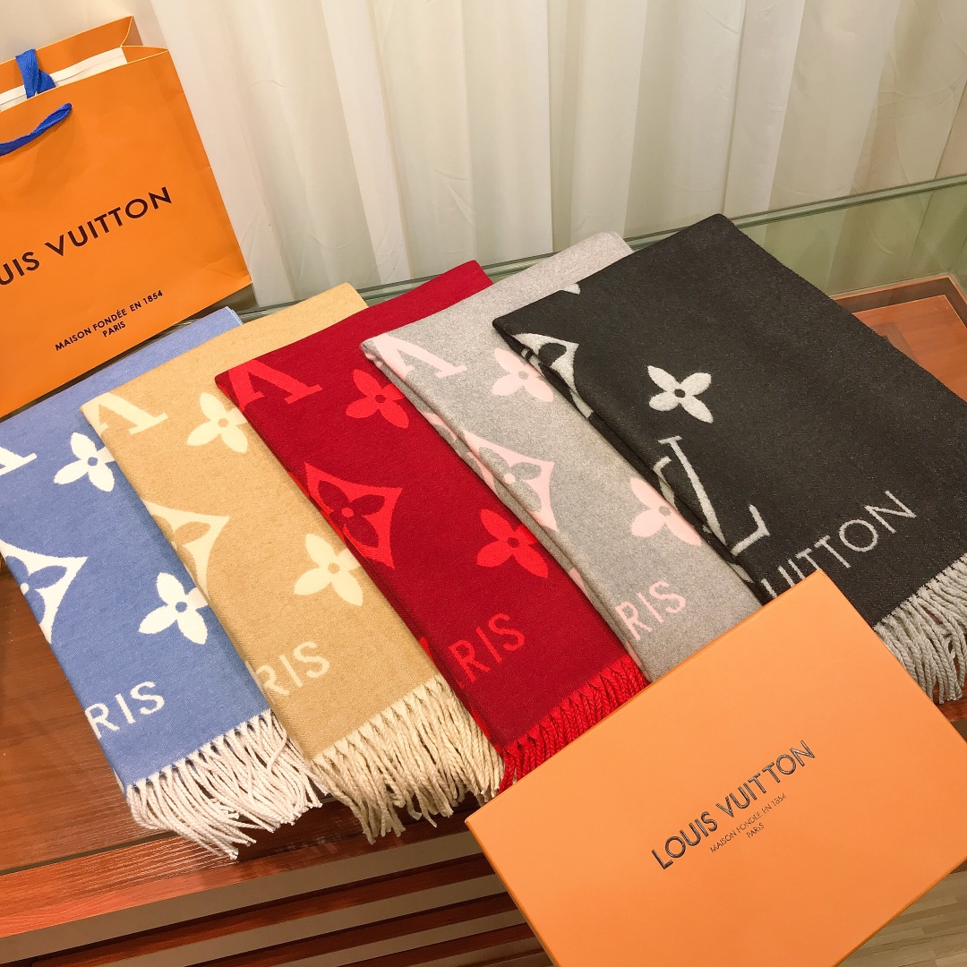Louis Vuitton Premium Woven Classic Four-Leaf Clover Scarf for Women – product image 16