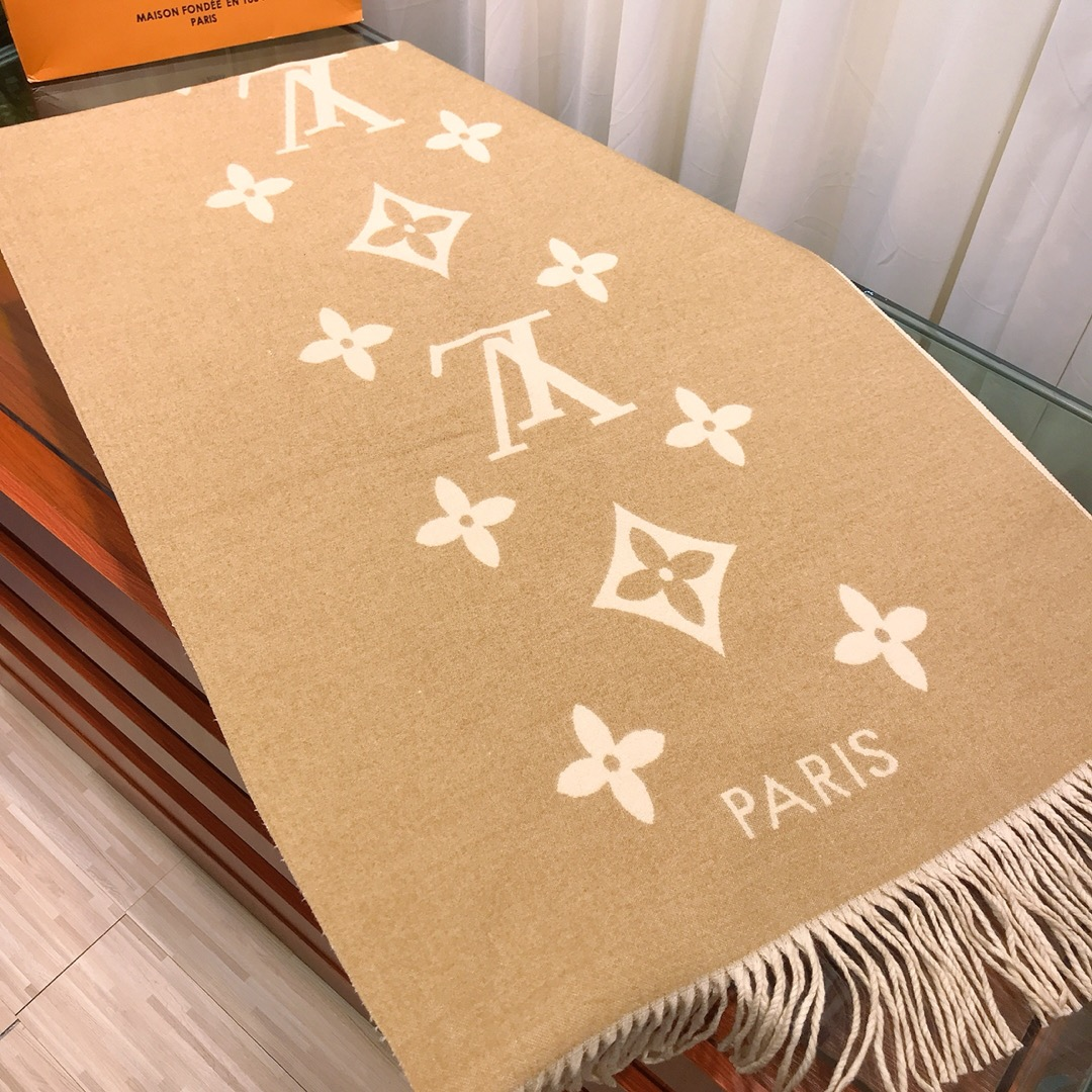 Louis Vuitton Premium Woven Classic Four-Leaf Clover Scarf for Women – product image 20