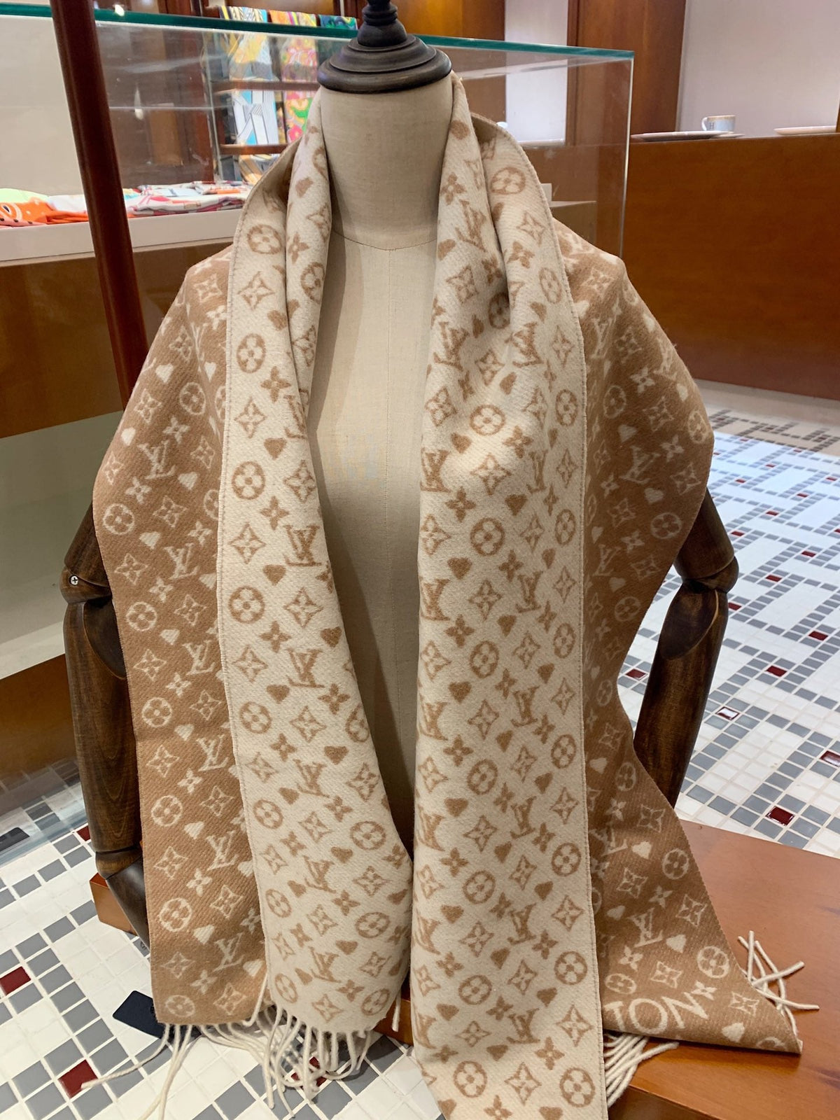 Louis Vuitton Premium Woven Love Monogram Element Fringed Scarf for Women – product image 1