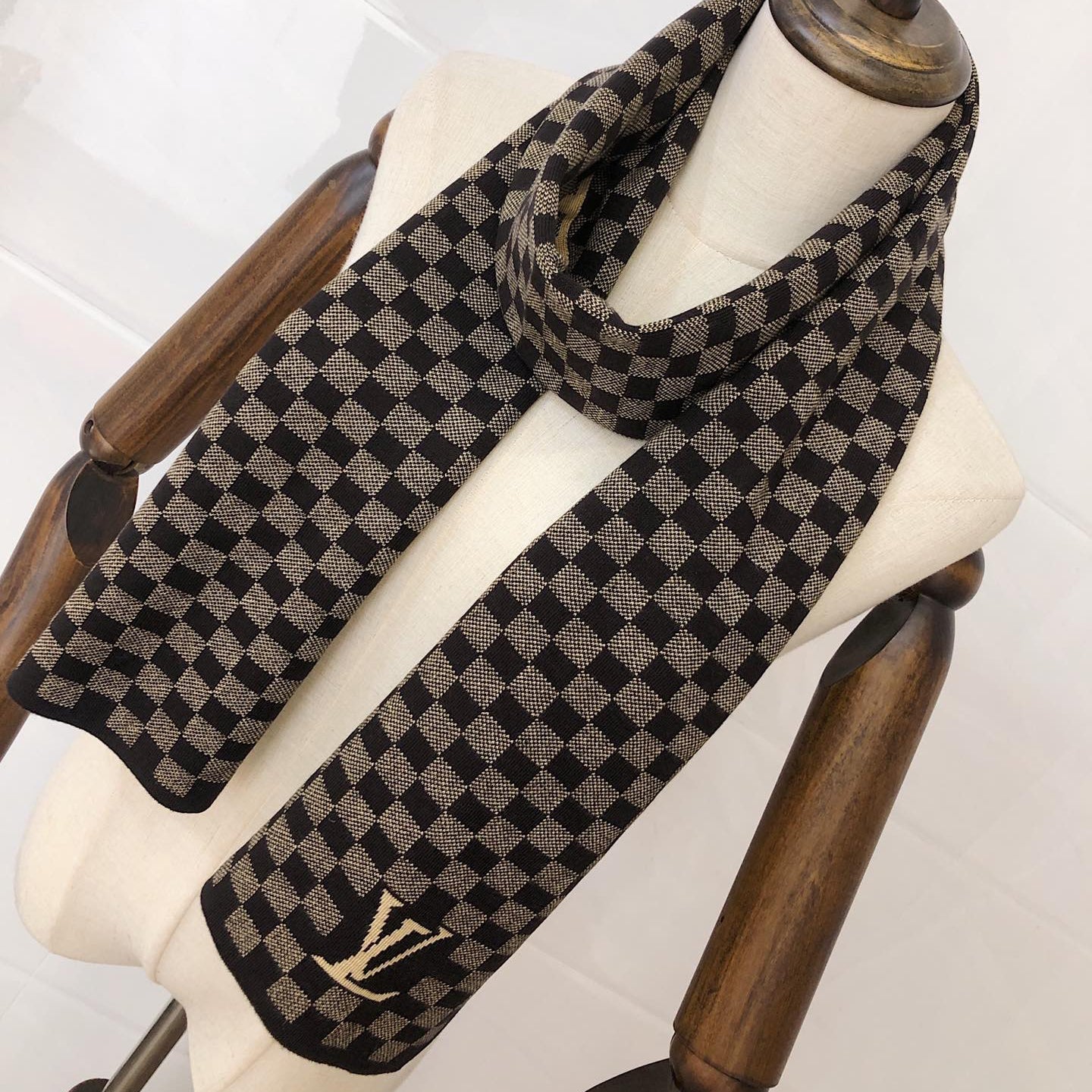 Louis Vuitton Premium Woven Unisex Plaid Scarf – product image 10