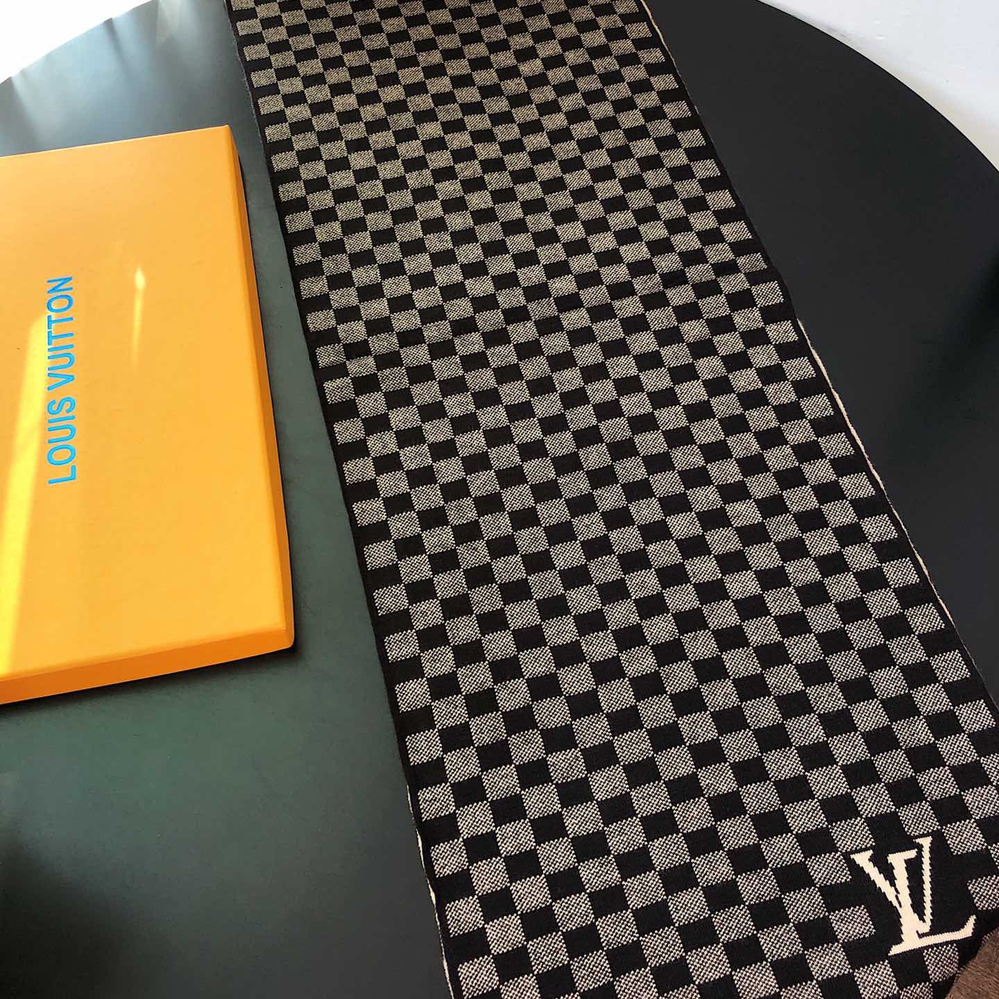 Louis Vuitton Premium Woven Unisex Plaid Scarf – product image 11