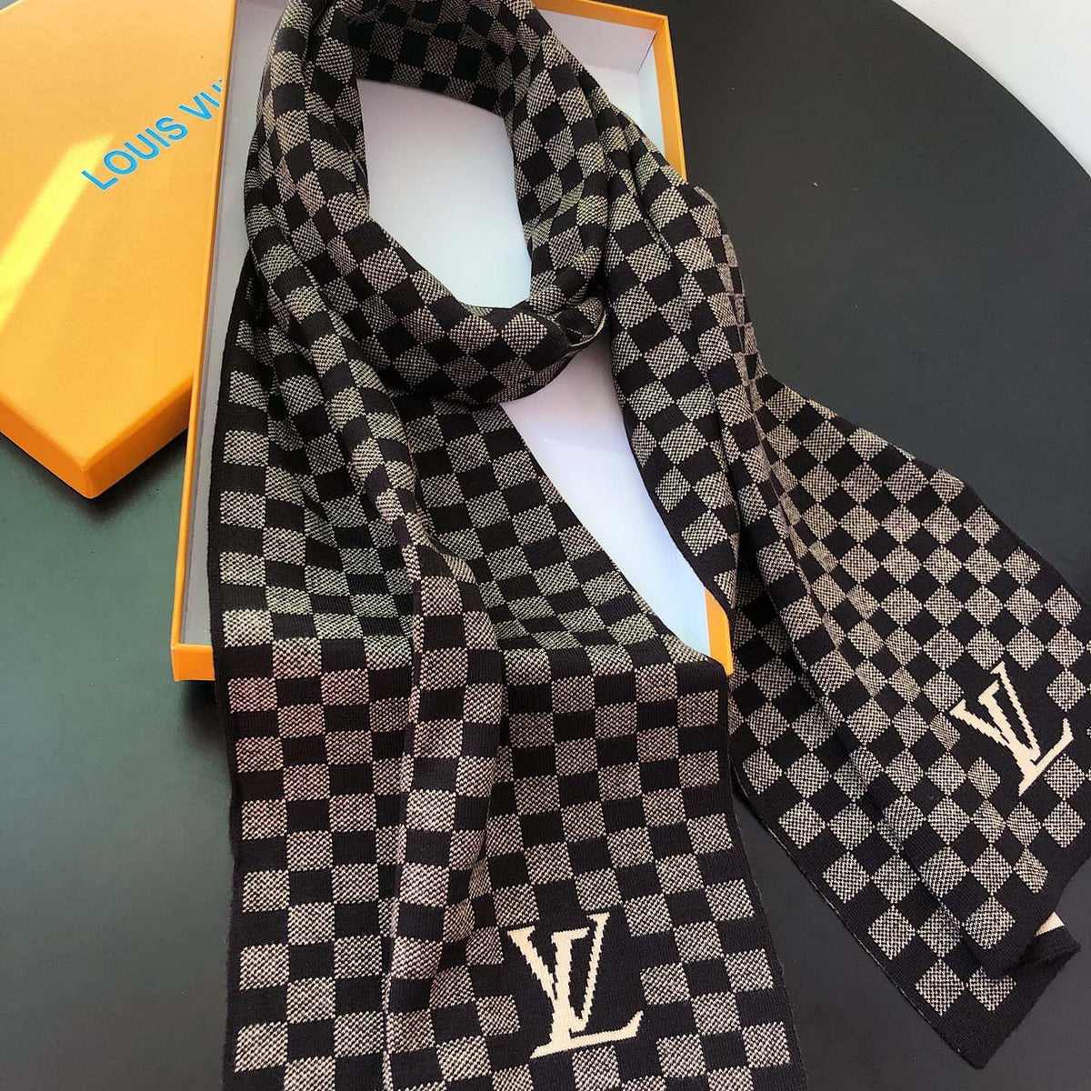 Louis Vuitton Premium Woven Unisex Plaid Scarf – product image 12