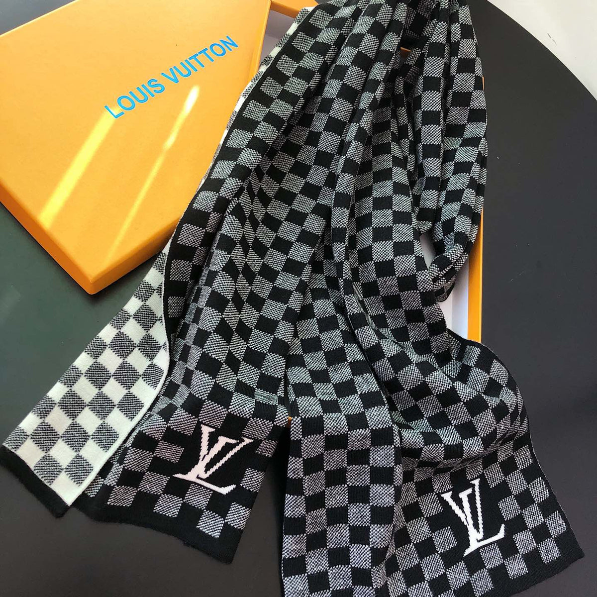 Louis Vuitton Premium Woven Unisex Plaid Scarf – product image 13