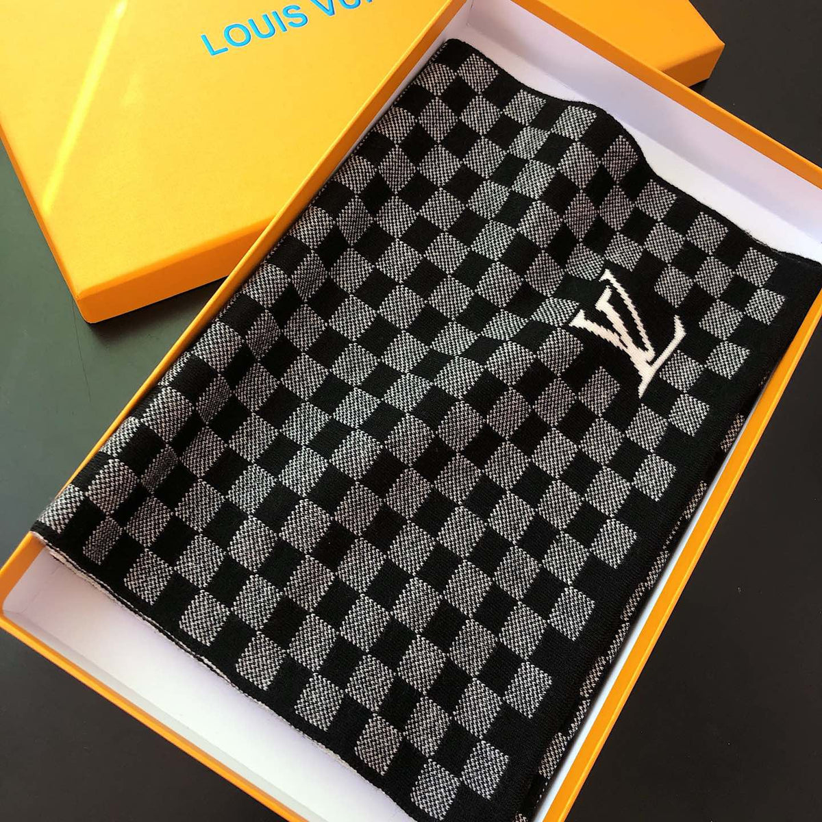 Louis Vuitton Premium Woven Unisex Plaid Scarf – product image 3
