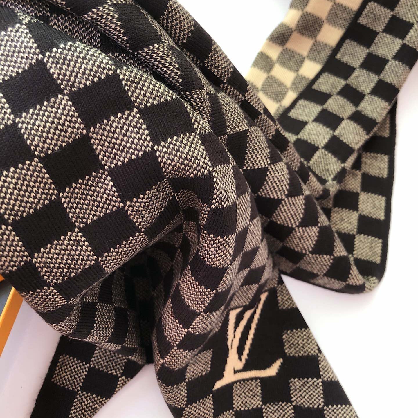 Louis Vuitton Premium Woven Unisex Plaid Scarf – product image 8