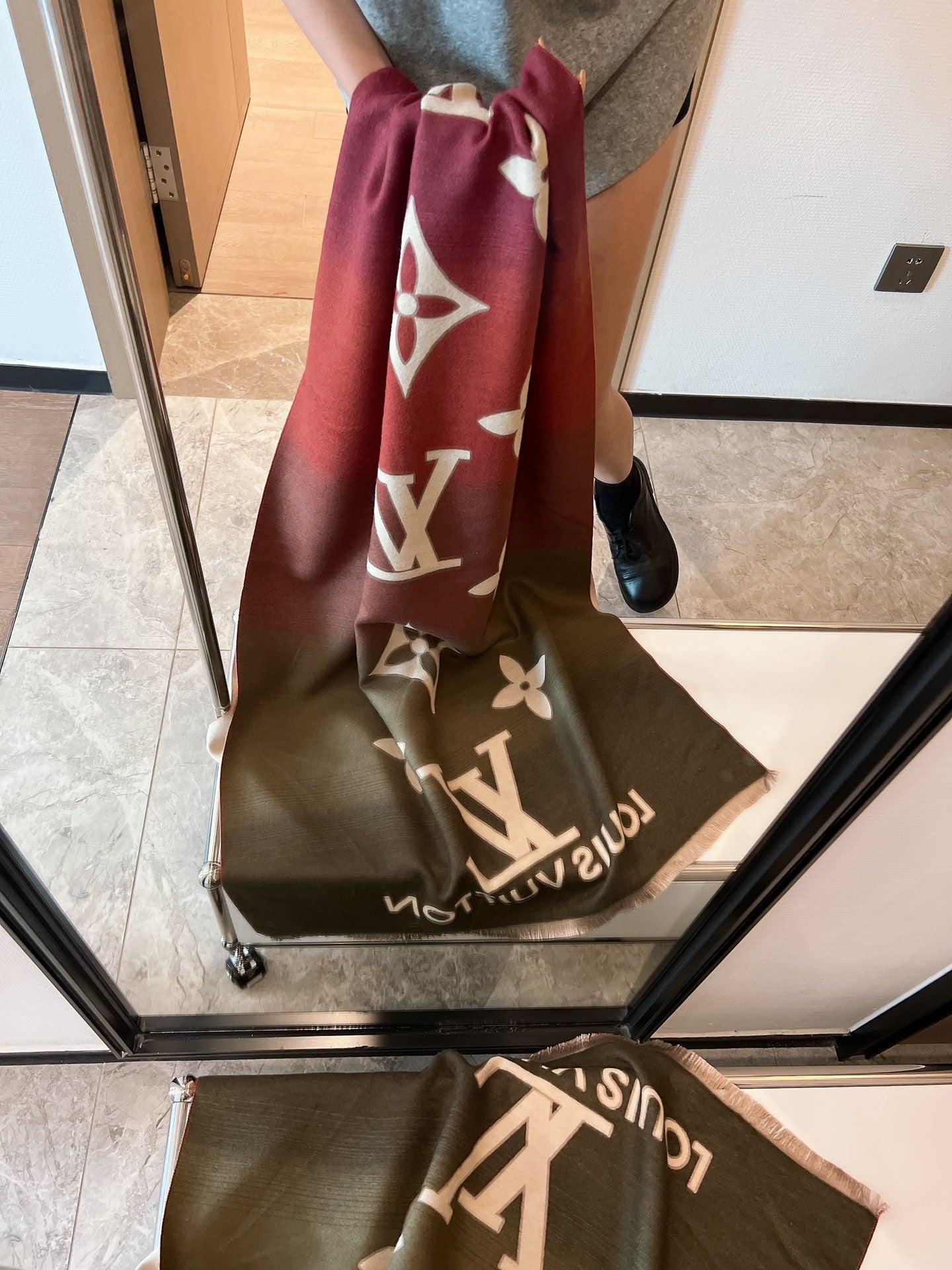 Louis Vuitton Reykjavik Gradient Cashmere Scarf Shawl for Women – product image 10