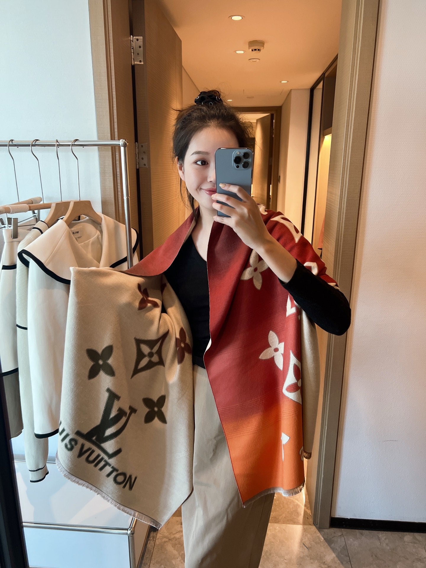 Louis Vuitton Reykjavik Gradient Cashmere Scarf Shawl for Women – product image 12