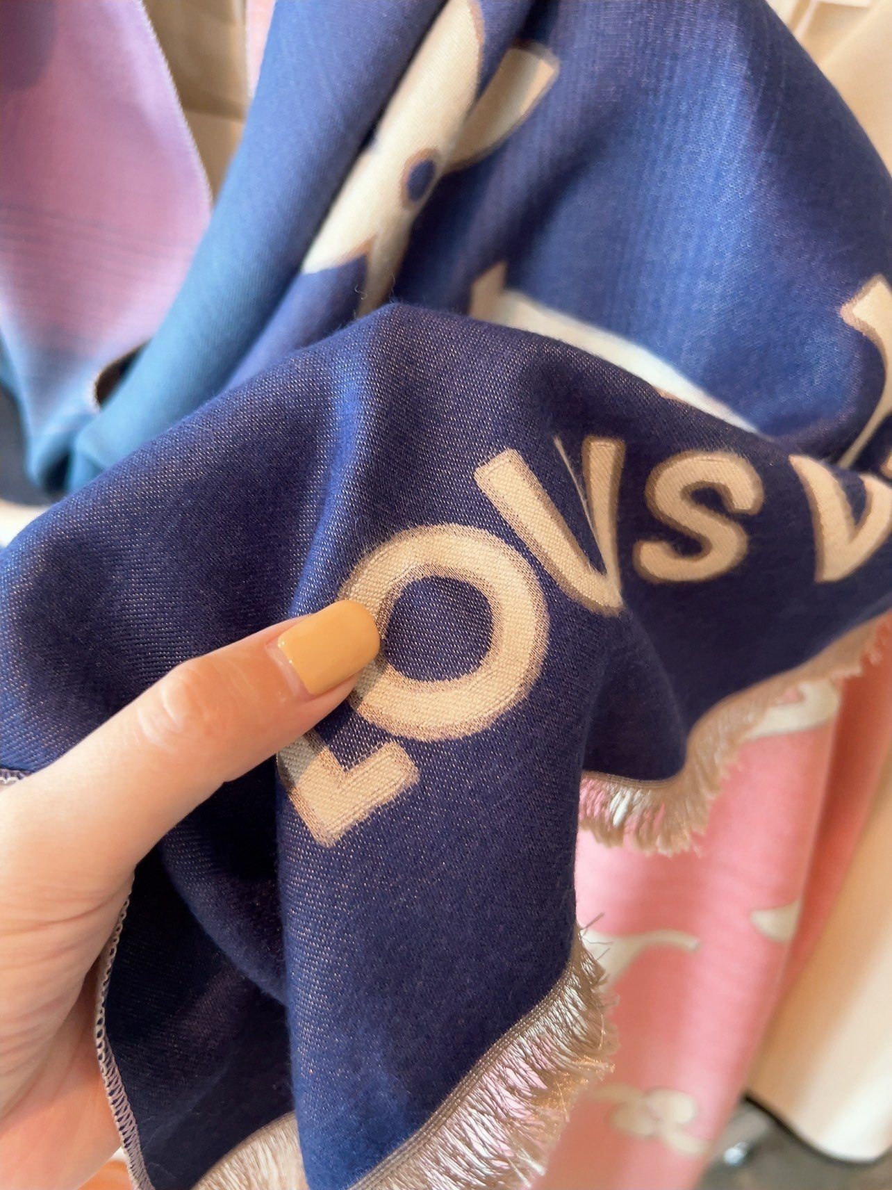Louis Vuitton Reykjavik Gradient Cashmere Scarf Shawl for Women – product image 13