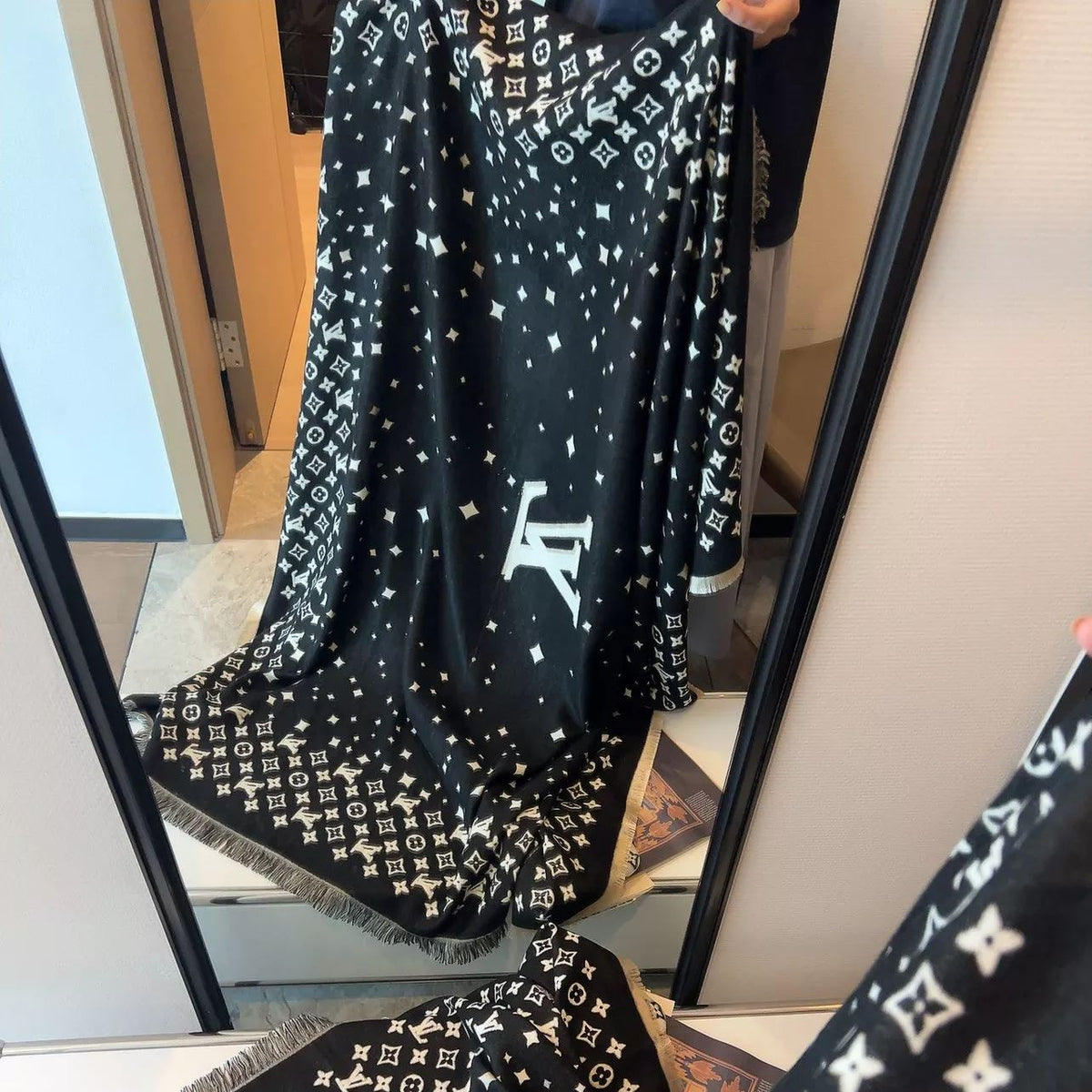 Louis Vuitton Starry Sky Series Cashmere Scarf Shawl for Women – product image 8