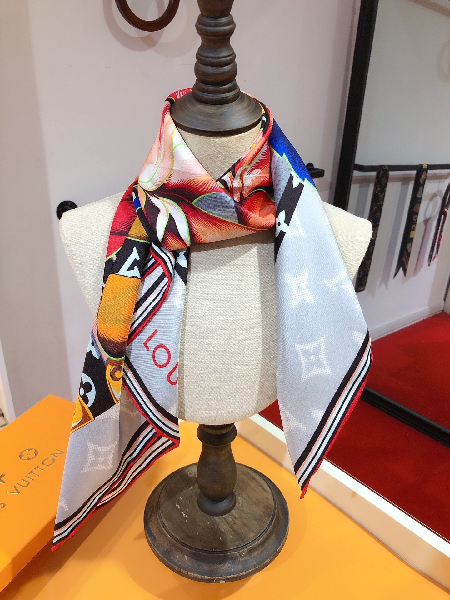 Louis Vuitton Twill Silk Monogram Bouquet Square Scarf for Women – product image 17