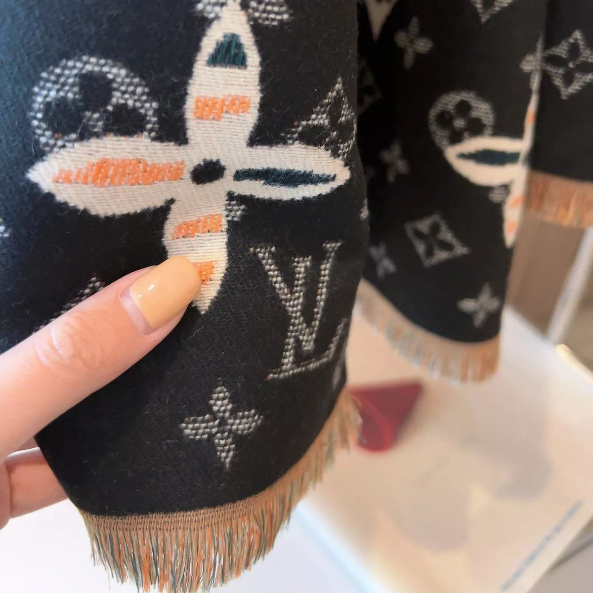 Louis Vuitton Two-Tone Monogram Jacquard Cashmere Scarf for Women – product image 16