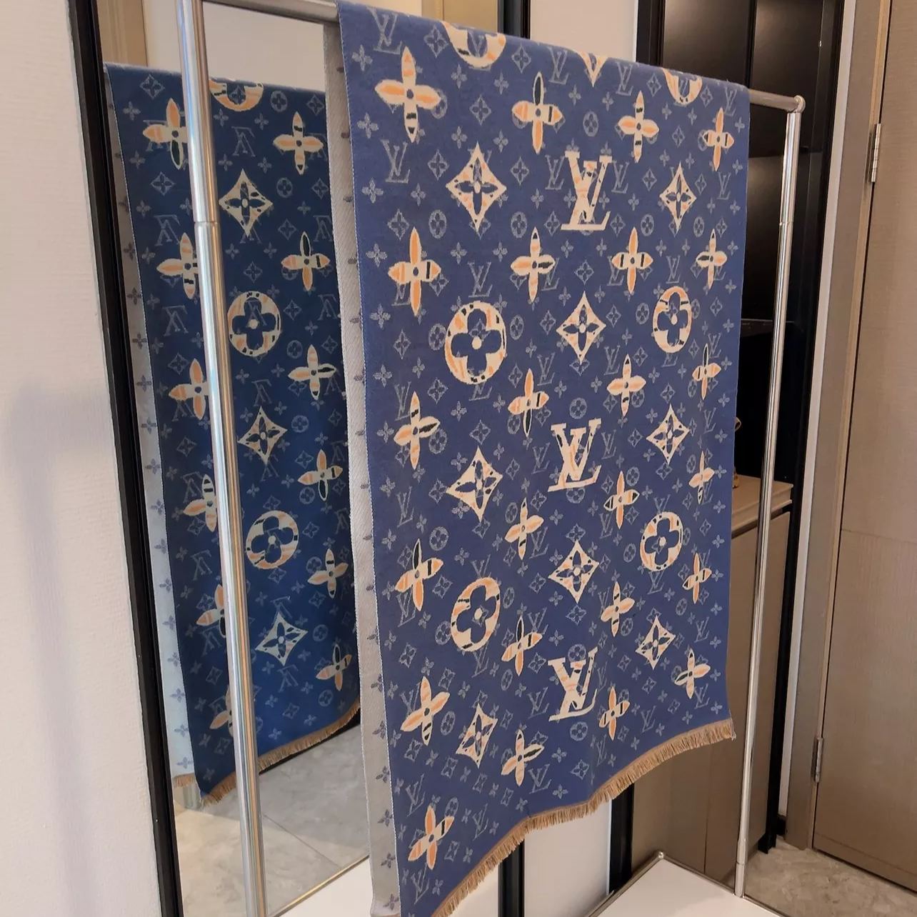 Louis Vuitton Two-Tone Monogram Jacquard Cashmere Scarf for Women – product image 3