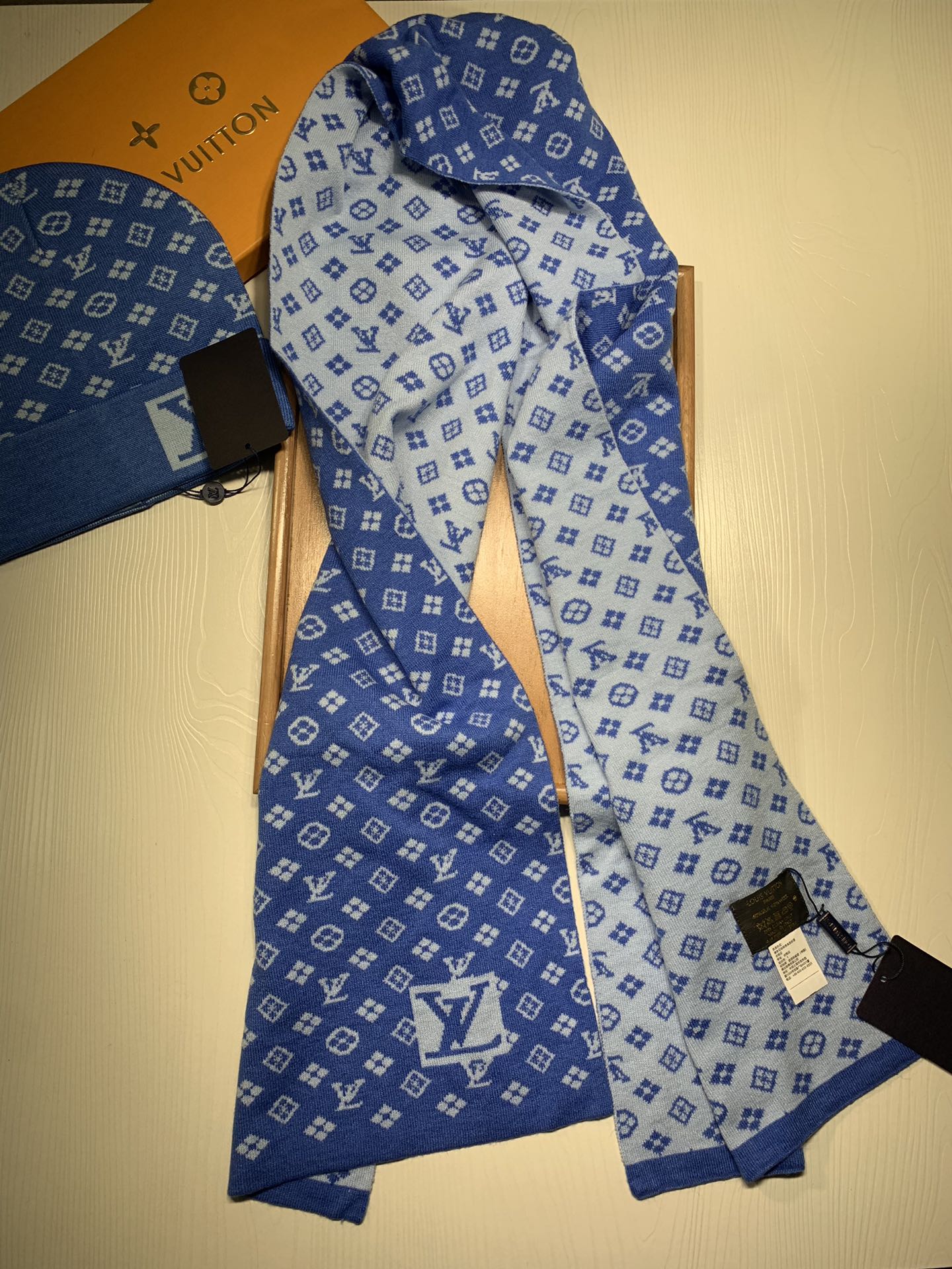 Louis Vuitton Wool Classic Monogram Jacquard Scarf & Hat Set for Women – product image 15