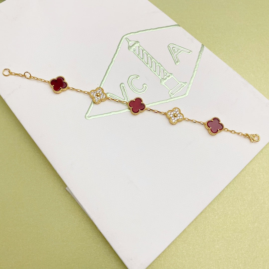 Van Cleef & Arpels Cute Clover Bracelet – Luxury Jewelry – product image 3