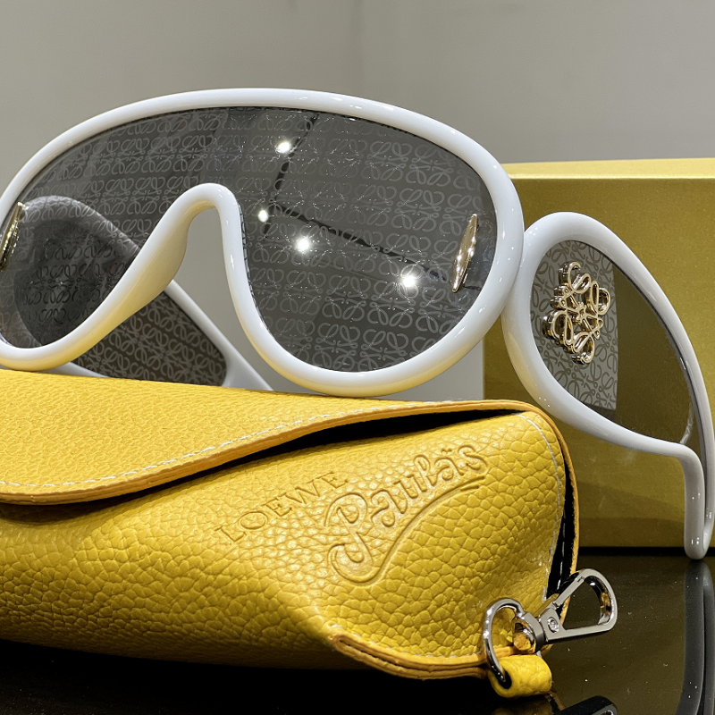 Versace Shield Large Frame One Piece Printed Sunglasses for Unisex – product image 3