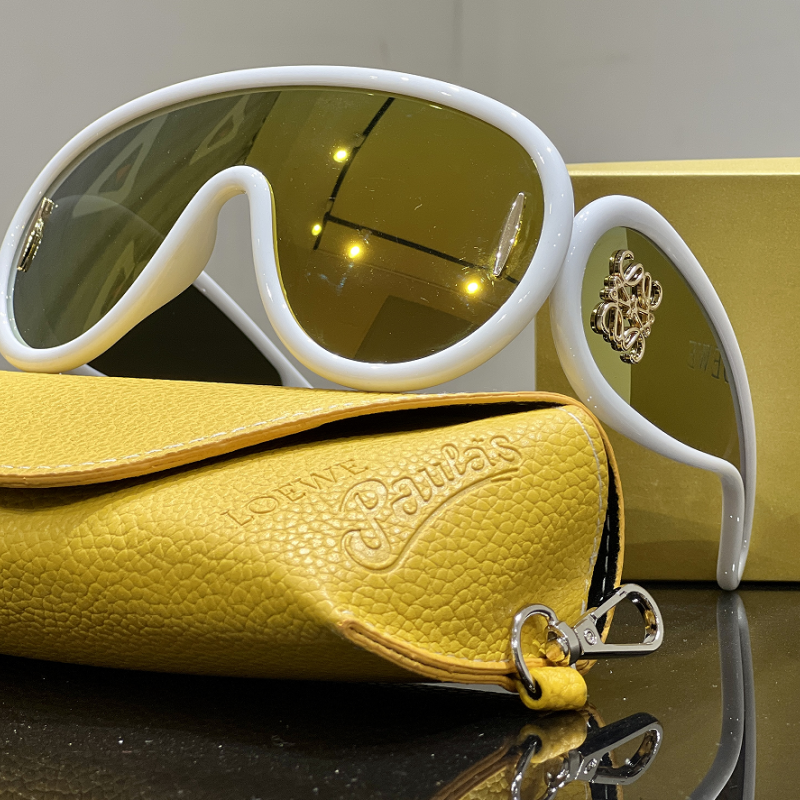 Versace Shield Large Frame One Piece Printed Sunglasses for Unisex – product image 5