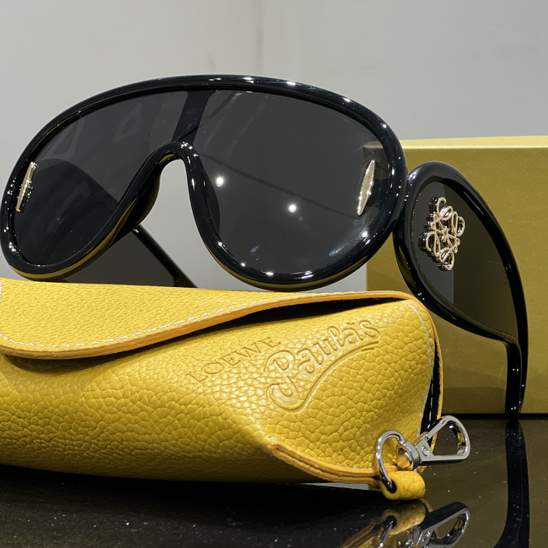 Versace Shield Large Frame One Piece Printed Sunglasses for Unisex – product image 12