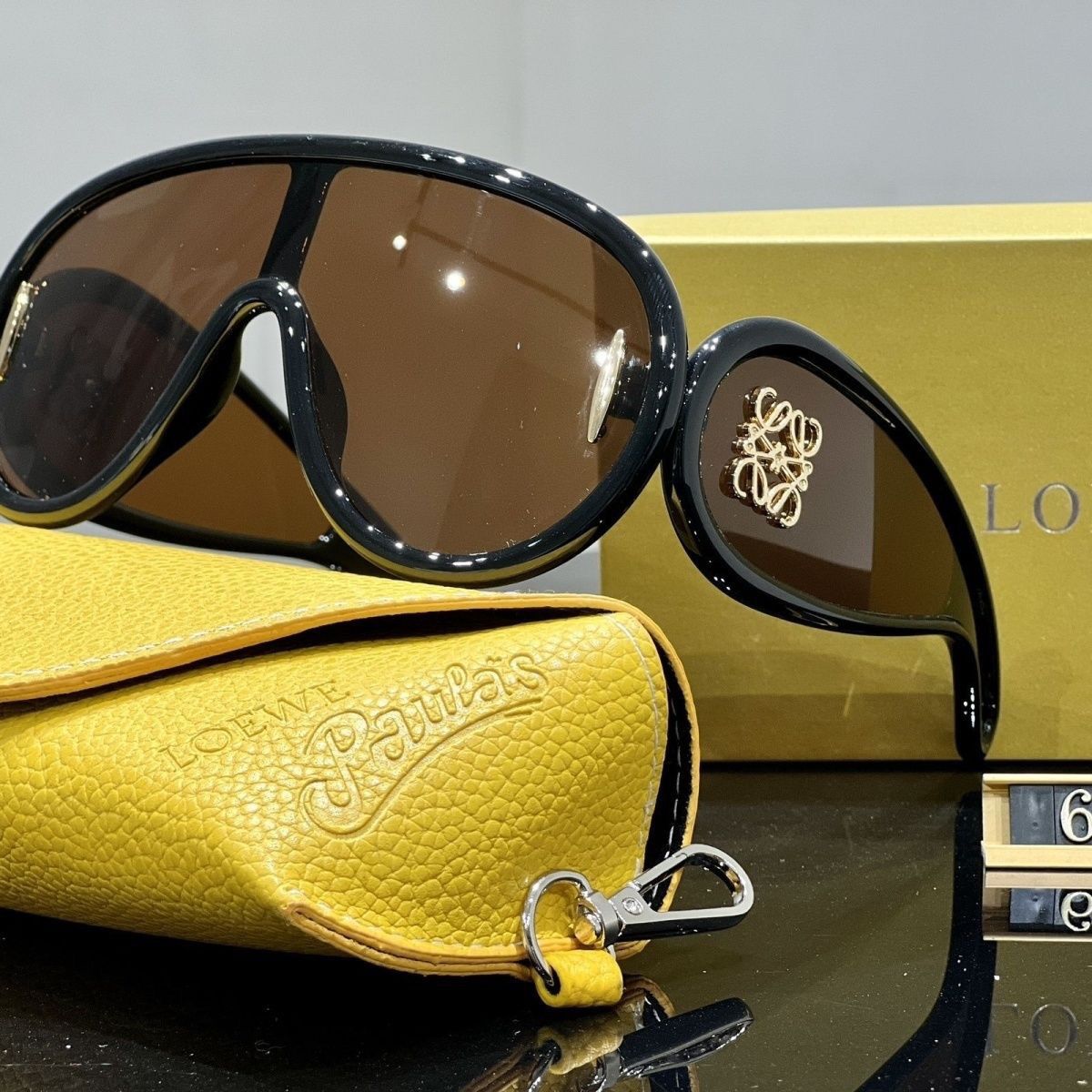 Versace Shield Large Frame One Piece Printed Sunglasses for Unisex – product image 14